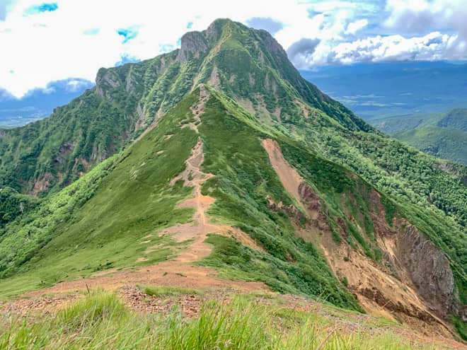 分岐点からは中岳越しに壮大な阿弥陀岳を一望できる