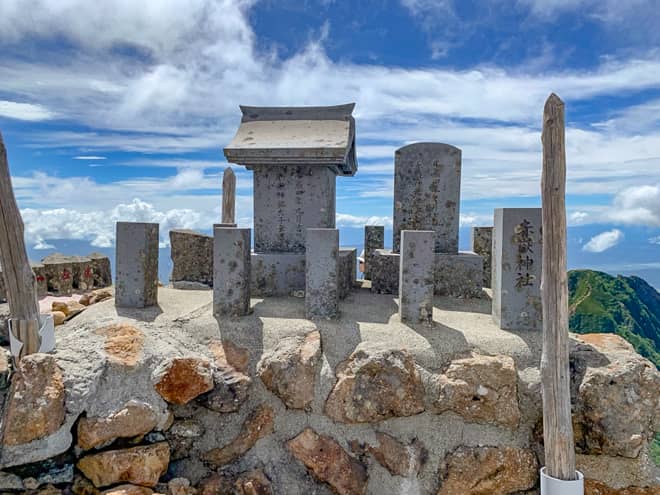 南峰には赤森神社が祀られています