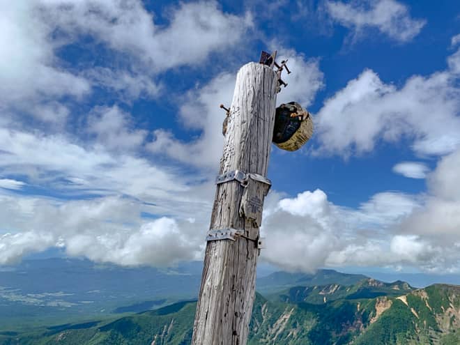 古い山頂標も残っていますが