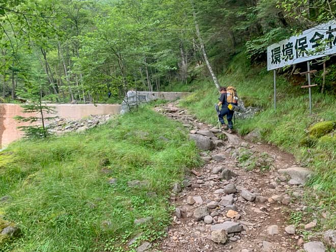 堰堤より先は車の通行が出来ない