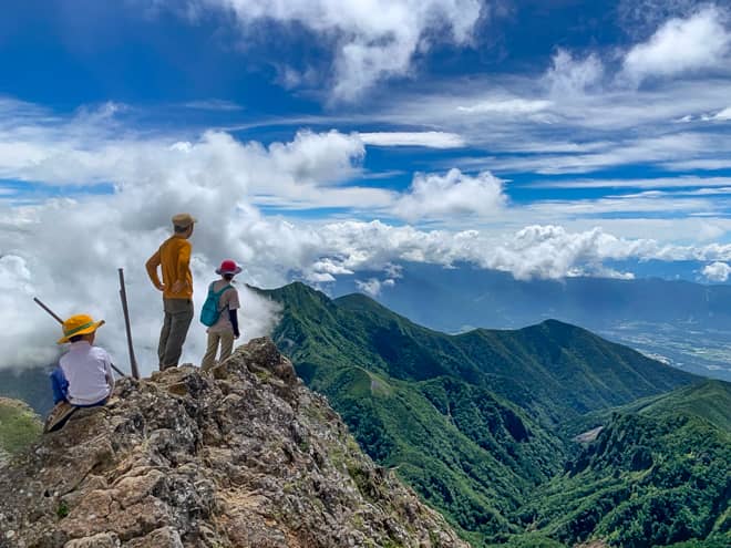 山々を見下ろすような光景は