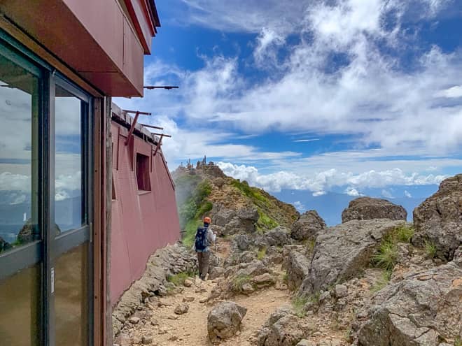 山荘の先に見える頂が、赤岳南峰で