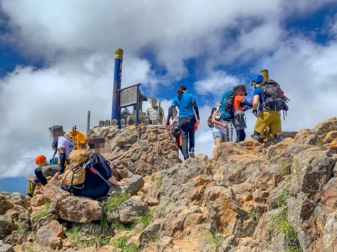 山頂はそこまで広くないので