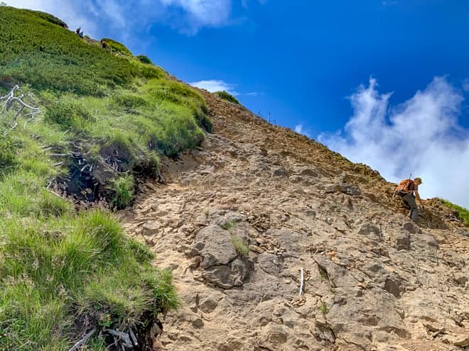 岳山頂手前の傾斜は本当にザレ場