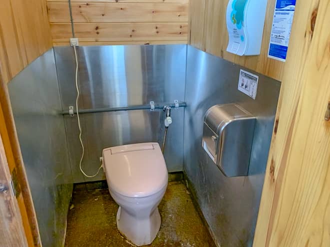 最低限の設備ですが、山小屋では貴重な水洗トイレで