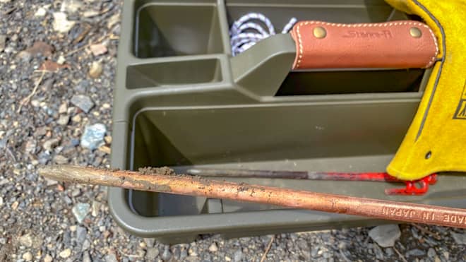 泥のついたペグ