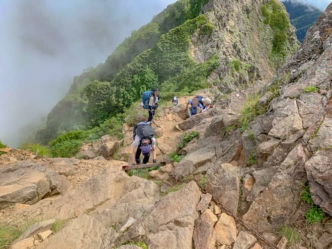竜頭峰分岐から山頂までは幾つかの梯子が続きます