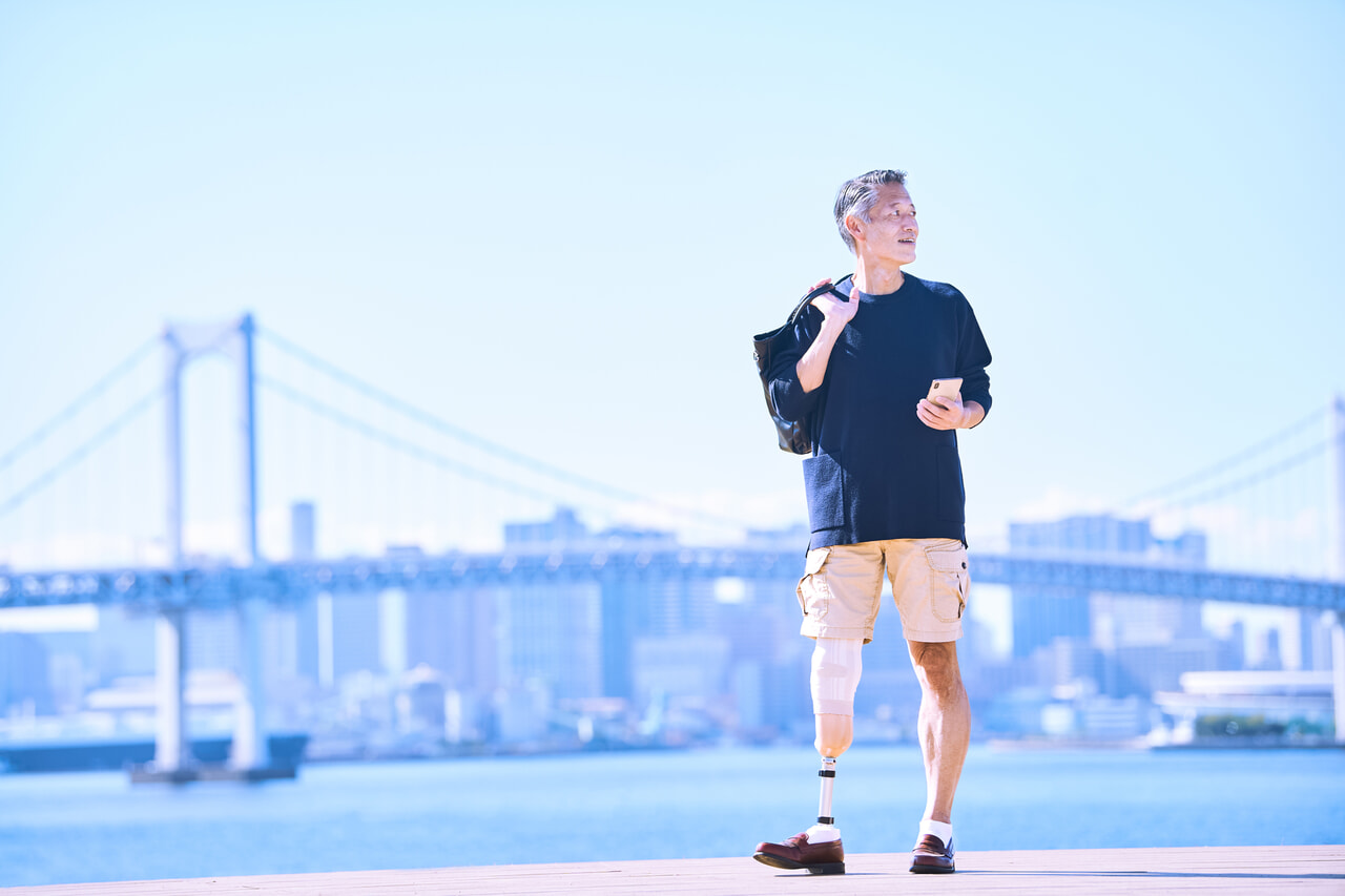 義足の男性