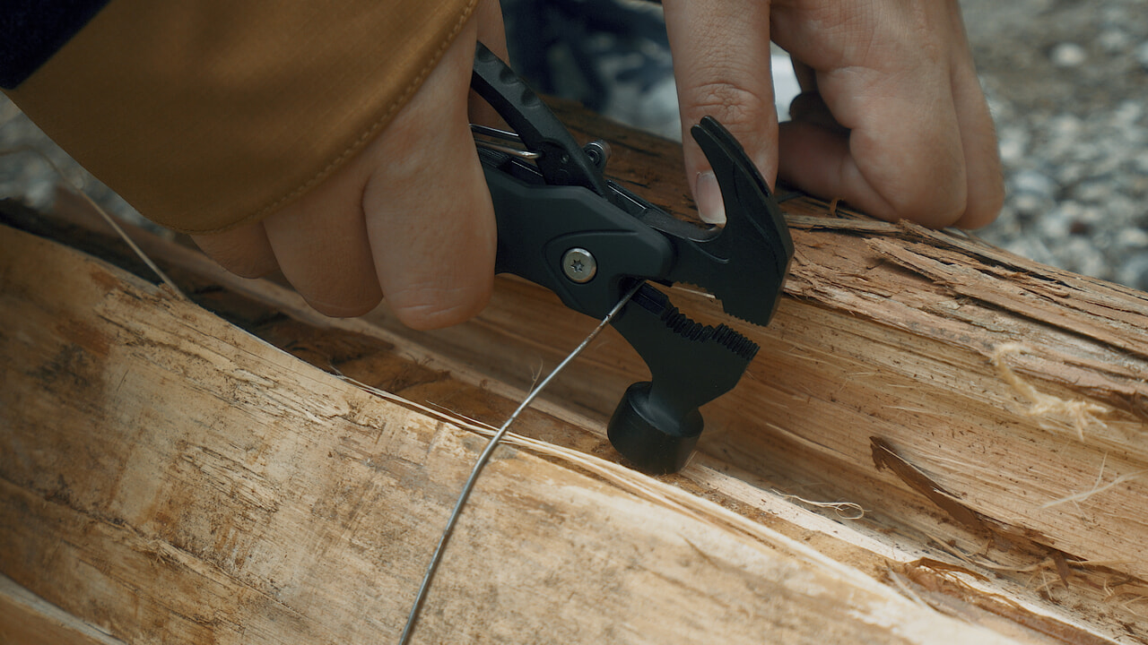 薪の針金をカット