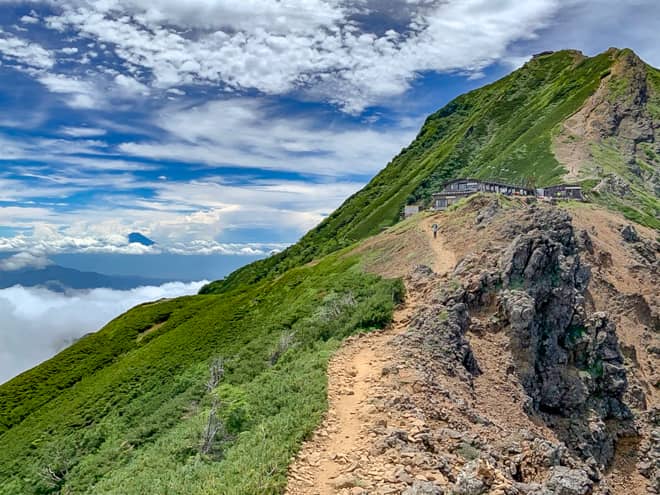 赤岳をバックに赤岳展望荘が見えてきました