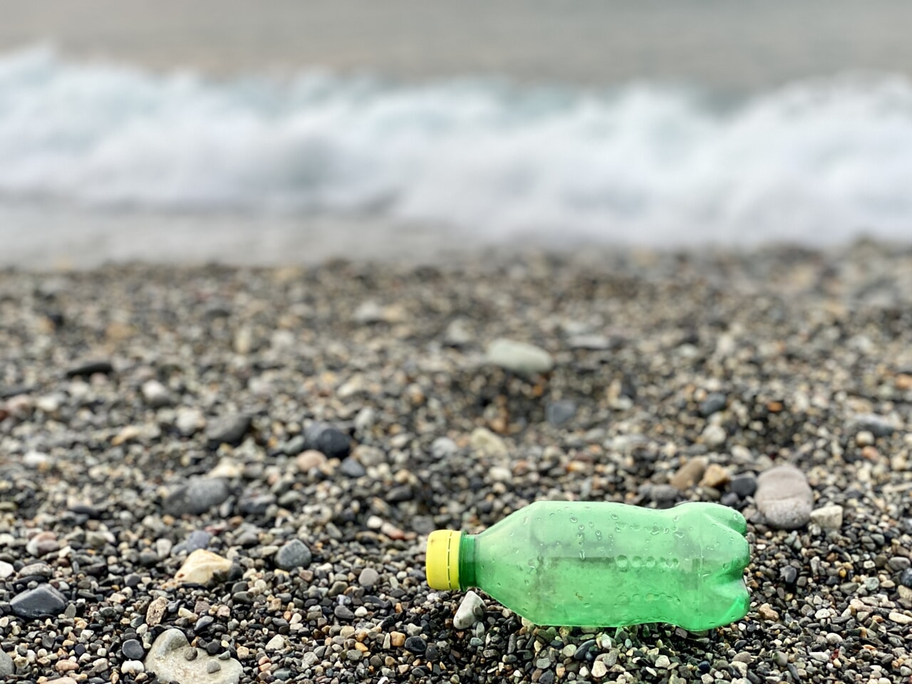 海岸に捨てられたペットボトル