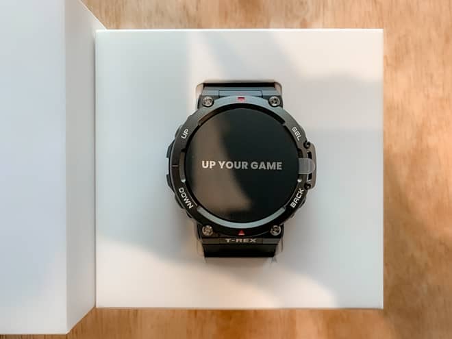 ディスプレイサイズは1.39インチと大型