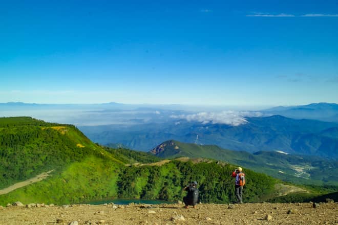 一切経山山頂に広がる雄大な景色は圧巻です