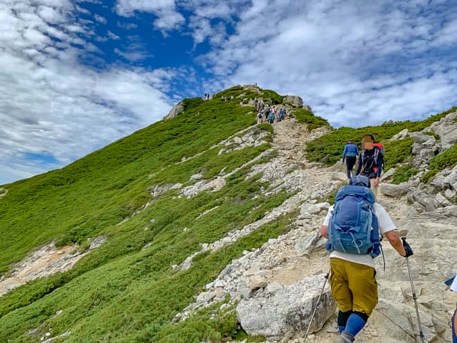 中間地点からの山容も同じような景色です