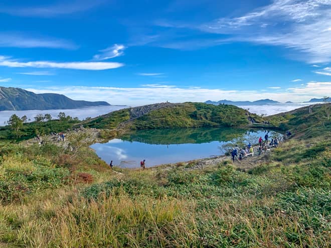 何故なら、八方池は鏡のように景色を映し出す