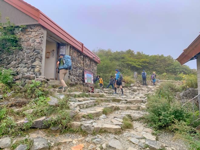 八方池山荘から八方池までは多くの観光客も訪れる観光スポットです