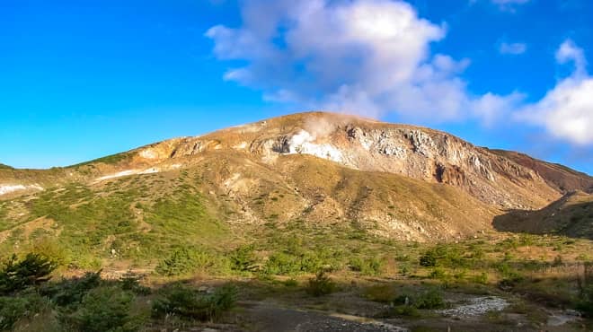 右手にはこれから登る一切経山の山容を見渡せます