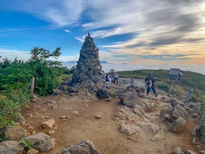 唐松岳には沢山のケルンがありますが