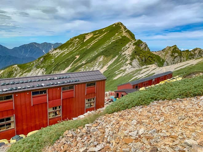 唐松岳頂上山荘は昭和7年の創設の山小屋で