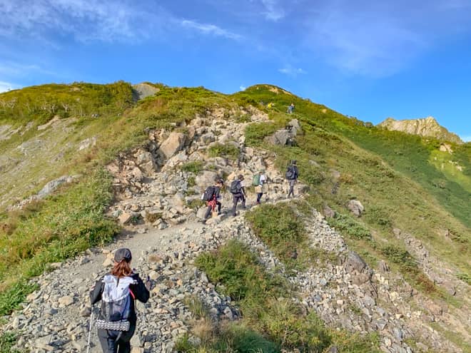 岩がゴツゴツとした足場の悪い道を登ります