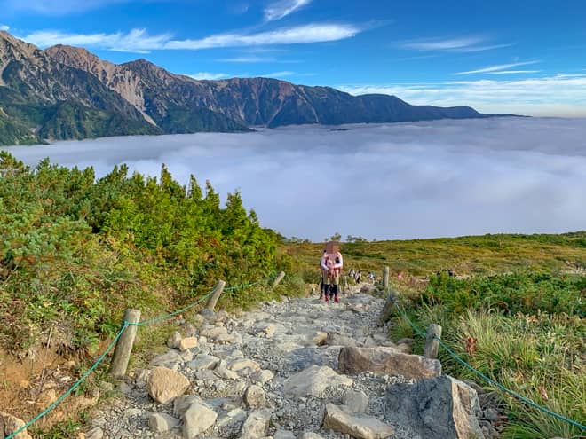 後ろを振り返ると雲海が広がります
