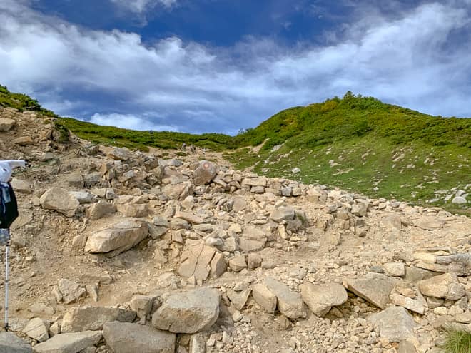 急な岩場を登りきると、また小山が出現しました