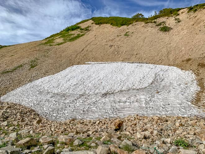 扇雪渓は真夏でも雪渓が残るスポットです