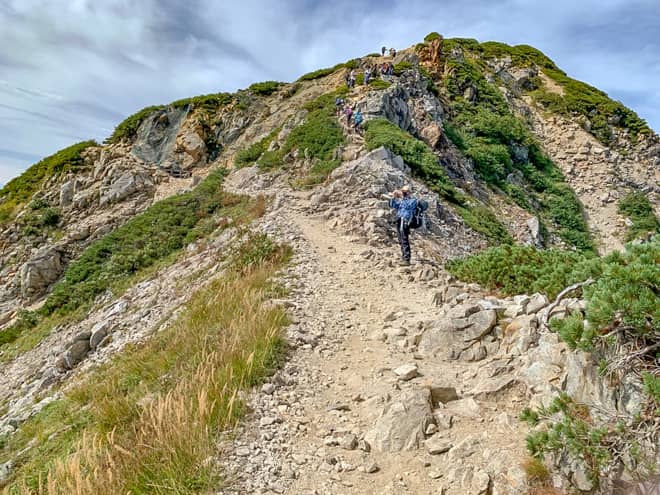 景色は大変開けていて絶景の道のりではあるのですが