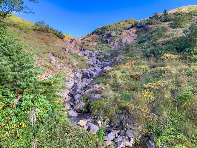 段々と高度を上げていくと右手に沢が見えてきます