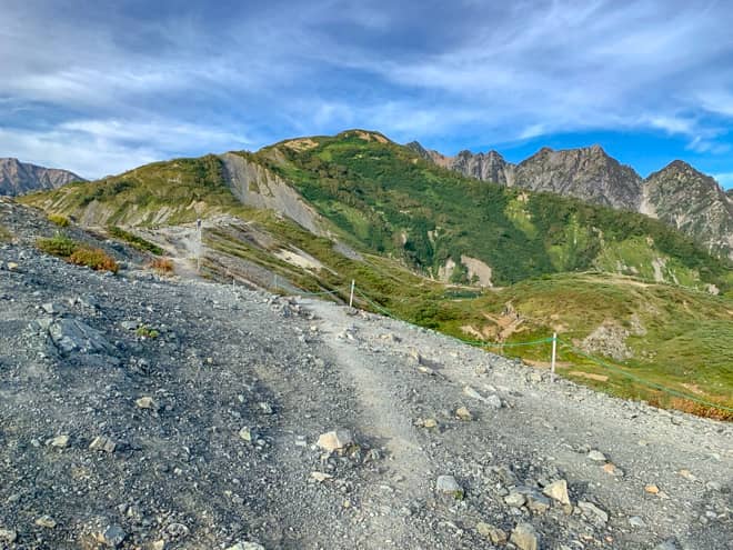 気持ちの良い稜線を進むと右手に八方池が見えてきます