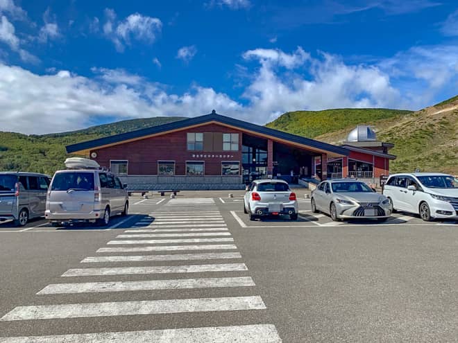 浄土平駐車場には、浄土平ビジターセンターをはじめ