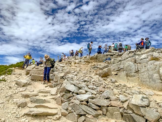 物凄い人だかりです。いよいよ山頂でしょうか