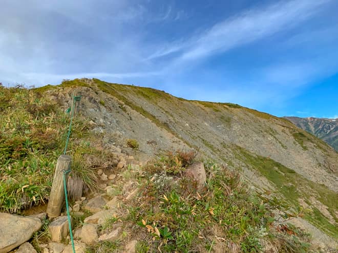 登山コースは岩場の険しい道ですが
