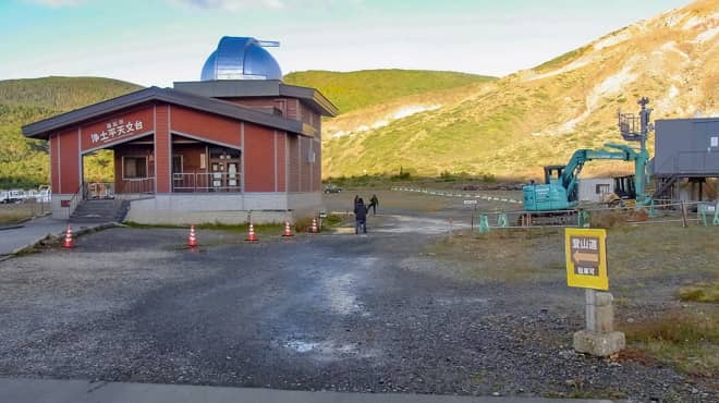 登山口は浄土平ビジターセンター側にあります