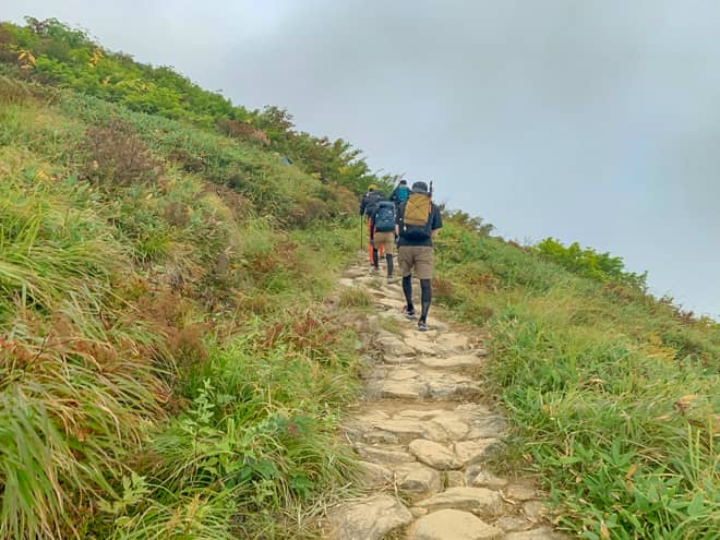 登山道はつづら折りになっていて