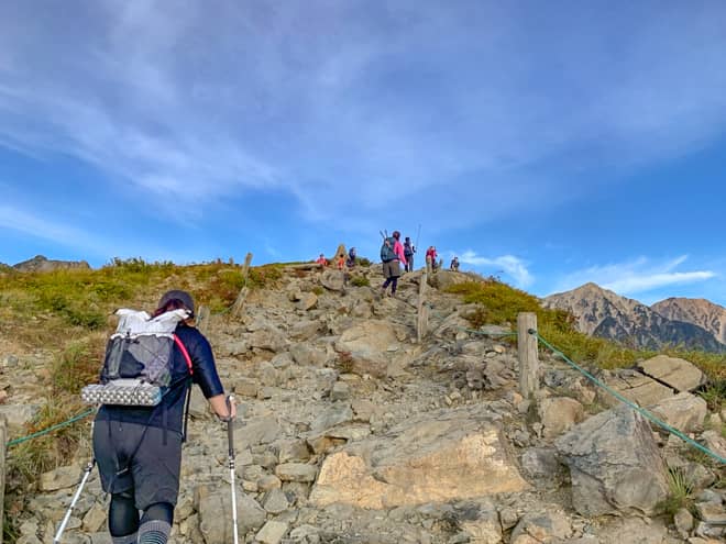約20分程度で八方山ケルンが見えてきました