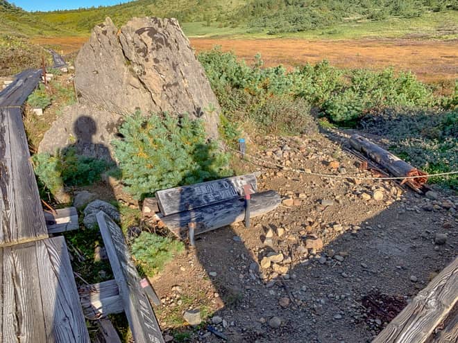 酸ヶ平避難小屋は右へ進みます