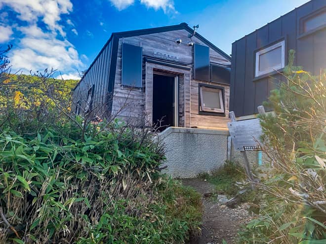 酸ヶ平避難小屋へ到着です