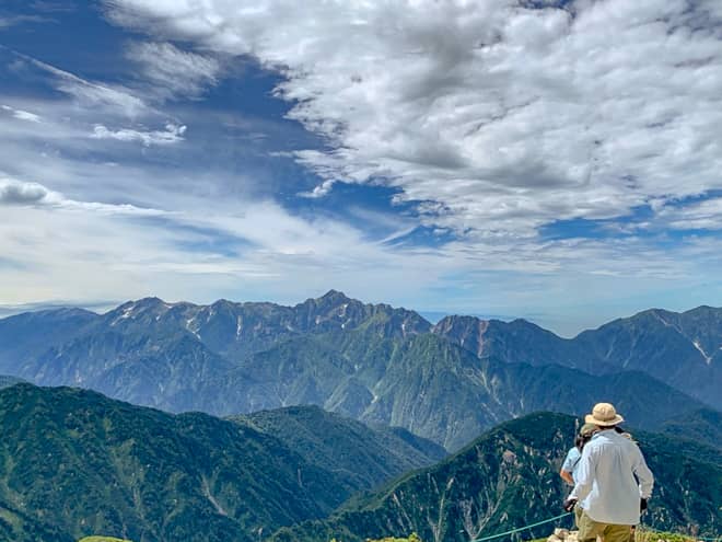 唐松岳は360度パノラマビューの絶景が広がります