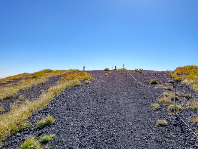 いつの間にか山頂らしきものが見えてきました