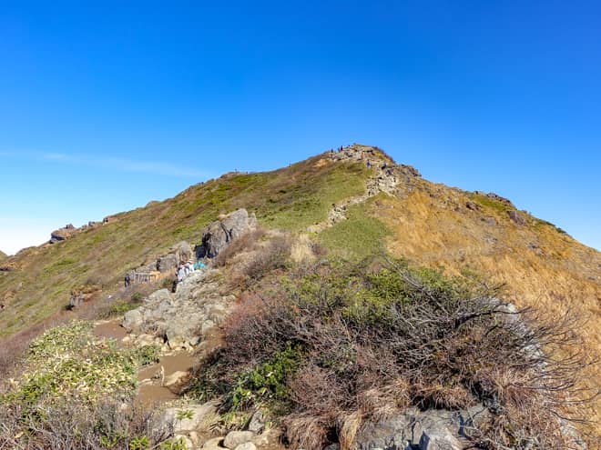 この先は岩場の急登を登り切れば