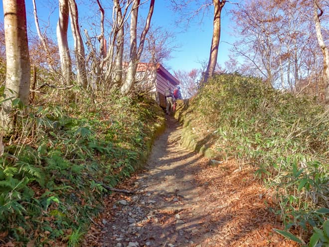 そうこうしているうちに避難小屋が見えてきました