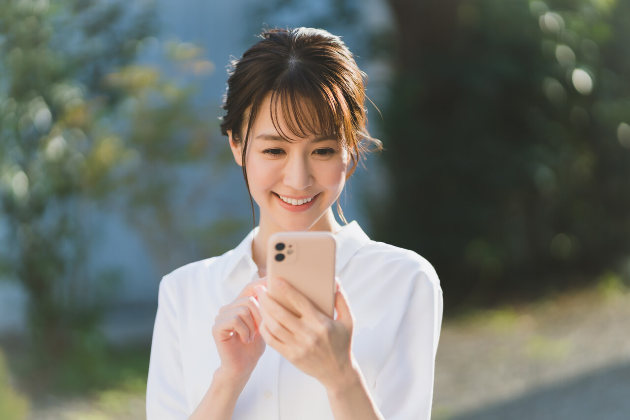 スマホを操作している女性