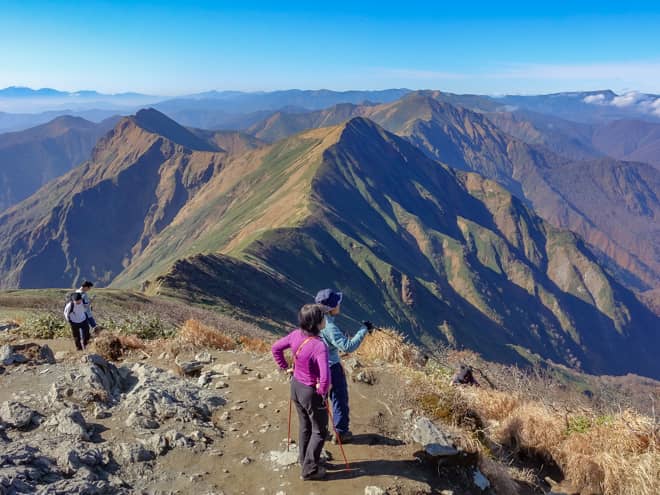 中でも一番絶景なのが南西方向に広がる稜線です