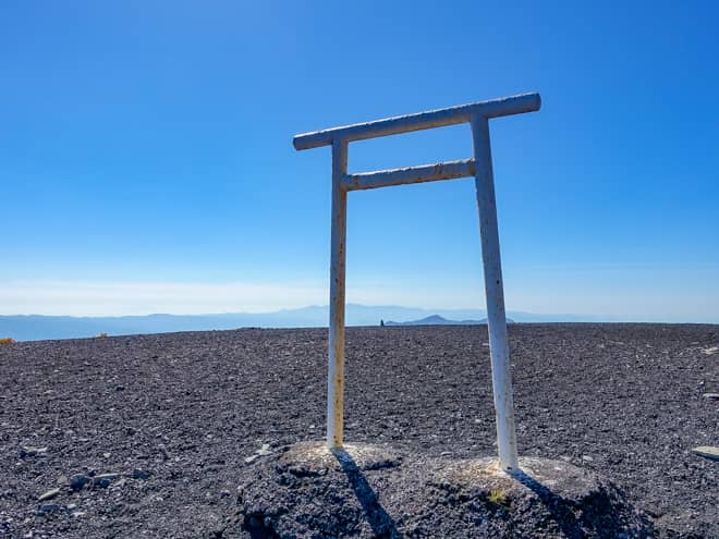 二ツ塚下塚には山頂標識の他に