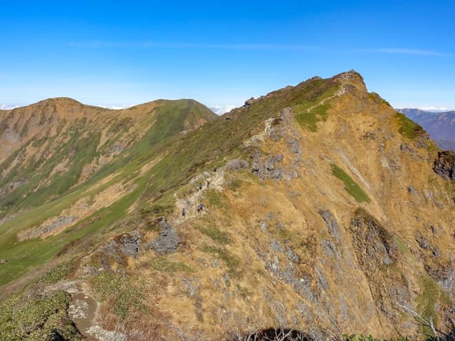 北側に目を向けると、谷川岳北峰
