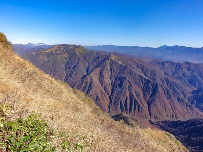 北東方向に目を向けると朝日岳