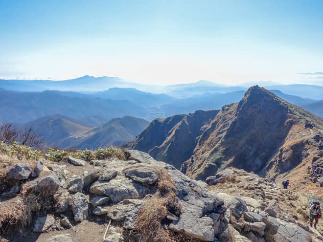 南側に目を向けるとトマの耳の荒々しい山容越しに