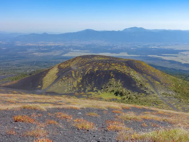 反対側からは、二ツ塚下塚越しに御殿場の街並みを一望できます