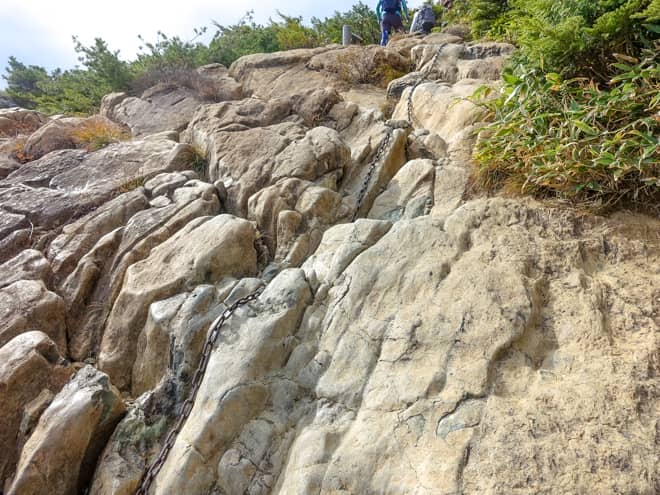 場所によっては鎖場もあります
